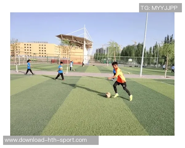 男孩在绿茵场上挥洒汗水追逐梦想足球训练的成长与坚持之路